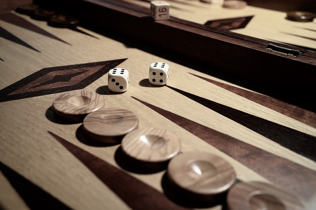 Ein Backgammon-Brett in der Nahaufnahme 