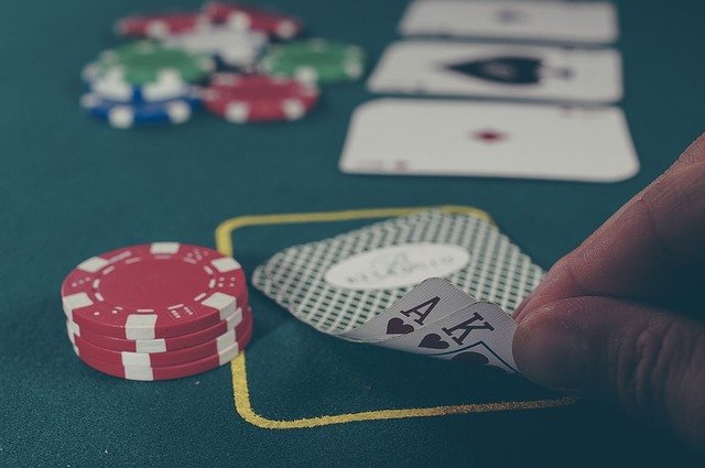 Casinotisch mit Jetons und Spielkarten 
