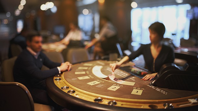 Mann spielt in einem Casino an einem Blackjack-Tisch 